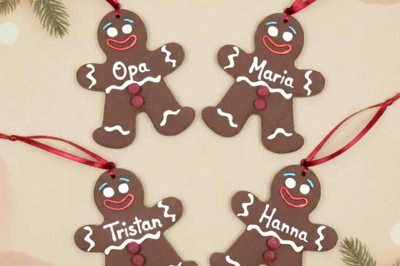 Lebkuchenmann aus Chocolate Clay: Weihnachtsanhänger mit Namen selber machen