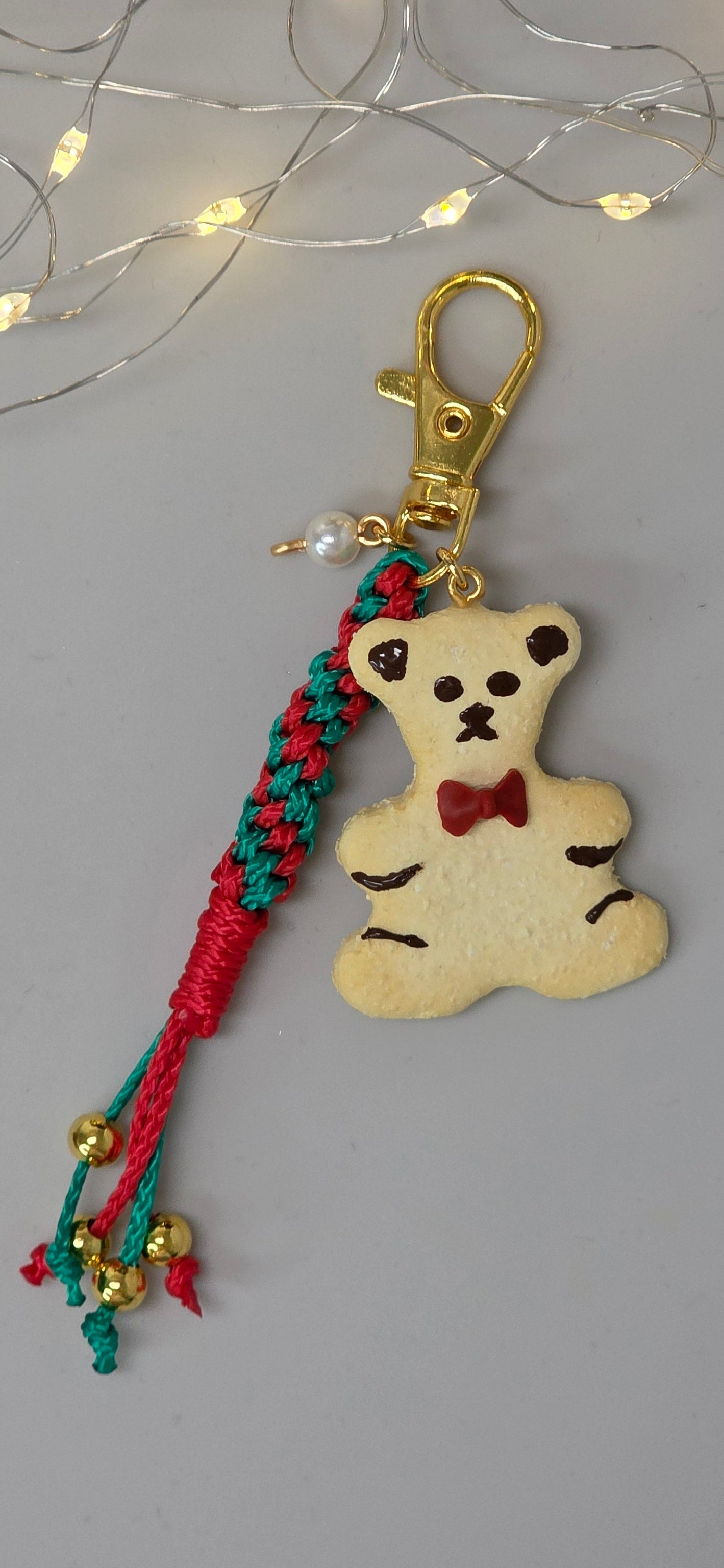 Makramee Schlüsselanhänger Teddybär – Detailaufnahme des handgeformten Keks-Teddys