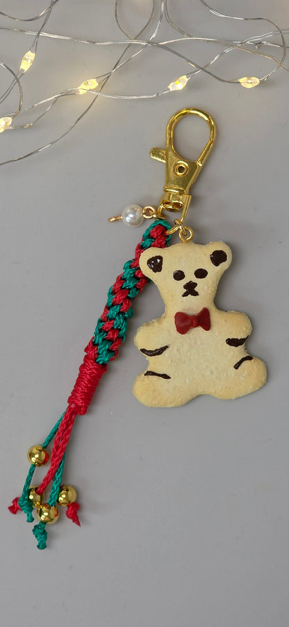 Makramee Schlüsselanhänger Teddybär – Detailaufnahme des handgeformten Keks-Teddys