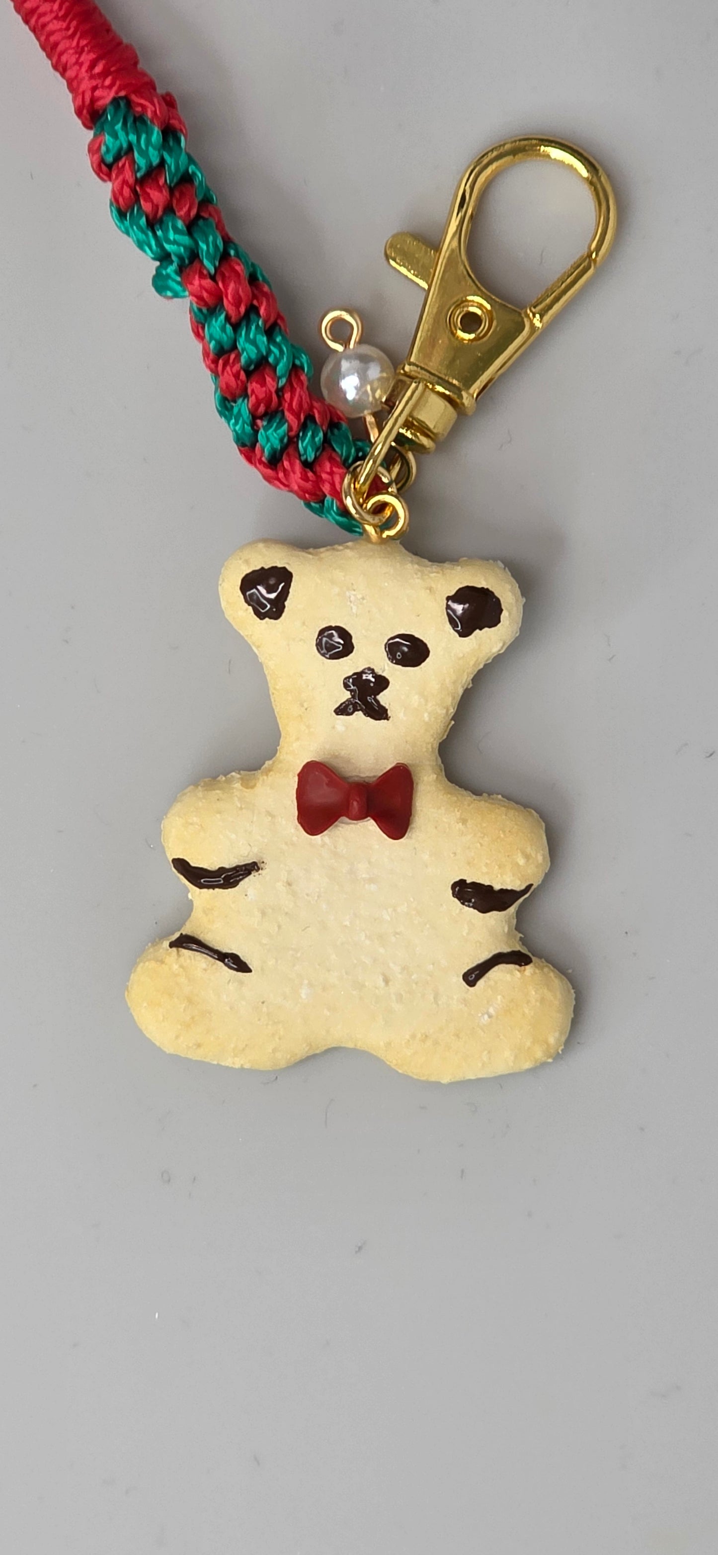 Teddy Bag Charm – Makramee-Band in Weihnachtsfarben mit Perlen und zwei Quasten