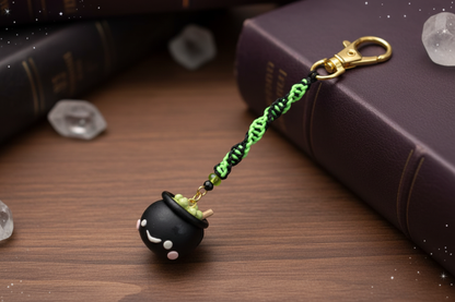 Witchy-Kawaii-Szenenbild mit Kessel am Micro-Macramé-Band